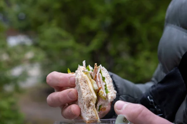 Ένας Άντρας Τρώει Ένα Σάντουιτς Έξω Στο Πάρκο — Φωτογραφία Αρχείου