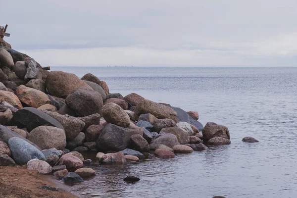 Taşlı sahil şeridi