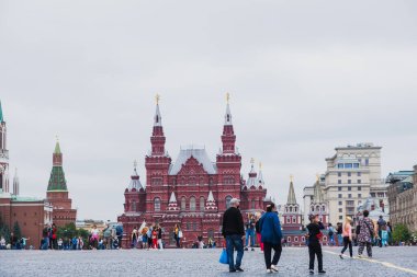 Rusya, Moskova, Aralık 2021: Halkı ünlü turistik mekanlı Kremlin Meydanı