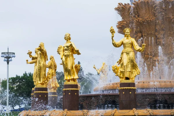 Rússia Moscou Dezembro 2021 Fonte Famosa Vdnkh Com Estátuas Douradas — Fotografia de Stock