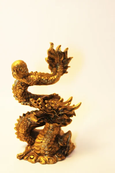 Um dragão com uma pérola — Fotografia de Stock