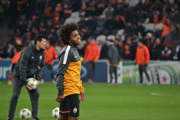 Shakhtar - Juventus. Willian mirando hacia adelante al juego — Foto de Stock