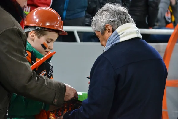Pelatih Shakhtar Mircea Lucescu tanda tangan — Stok Foto