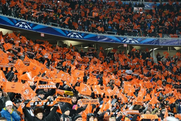 Supporters and fans of FC Shakhtar — Stock Photo, Image