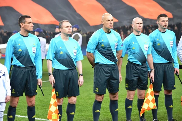 Hlavní rozhodčí howard webb. bude působit v roli rozhodčí darren cann a michael mullarkey a stephen dítě — Stock fotografie