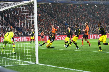 Borussia dortmund ve fc shakhtar futbolcular içinde hareket