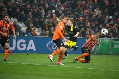 Borussia dortmund ve fc shakhtar futbolcular içinde hareket