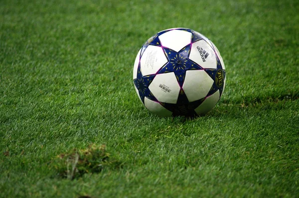 Ballon de football sur herbe verte — Photo