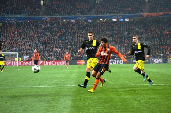 Taison beraksi selama pertandingan Liga Champions. — Stok Foto