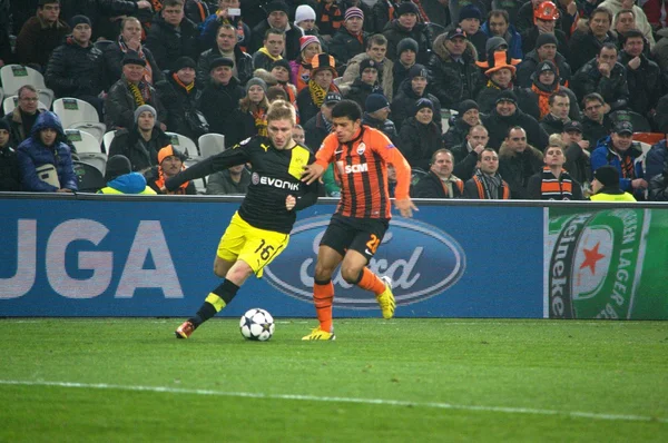 Taison beraksi selama pertandingan Liga Champions. — Stok Foto