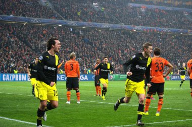 Hummel gol gol kutluyor