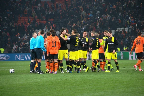 FC Shakhtar e Borussia Dortmund no final da partida — Fotografia de Stock