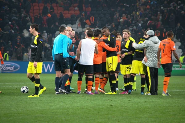 FC Shakhtar e Borussia Dortmund no final da partida — Fotografia de Stock