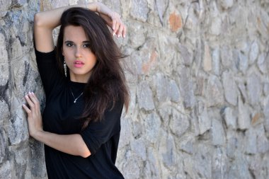 kızı duvara yakın poz