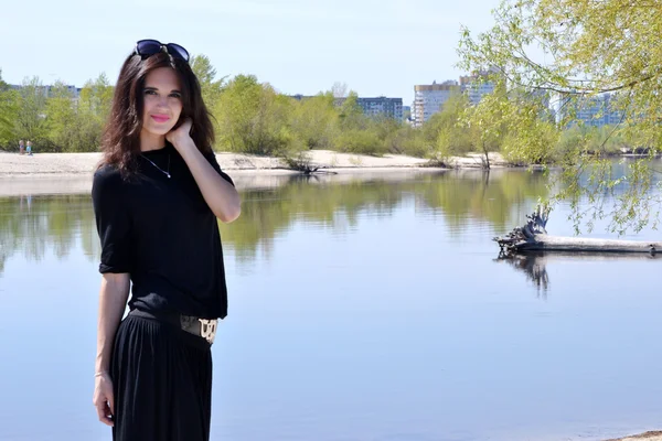 Giovane ragazza vicino all'acqua — Foto Stock