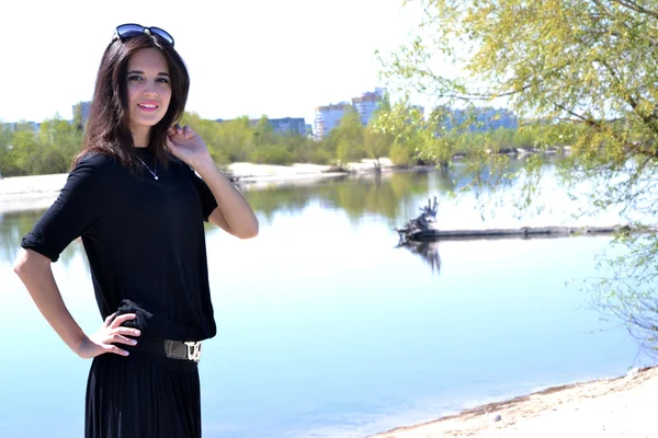 Chica joven cerca del agua — Foto de Stock