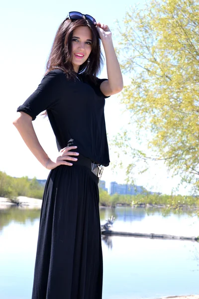 Young girl near the water — Stock Photo, Image