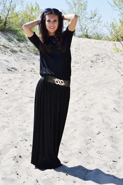 Menina de pé na areia — Fotografia de Stock