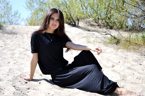 Menina sentada na areia — Fotografia de Stock