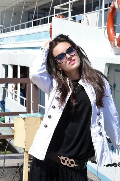 Meisje poseren in de buurt van een schip — Stockfoto