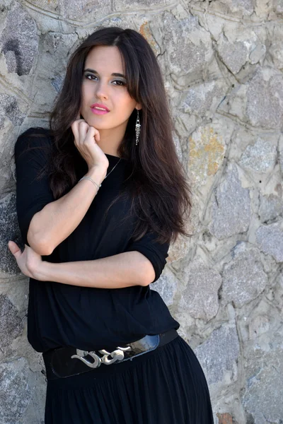 Girl  posing near the wall — Stock Photo, Image