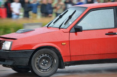 drag yarışı Şampiyonası sırasında kimliği belirsiz binici