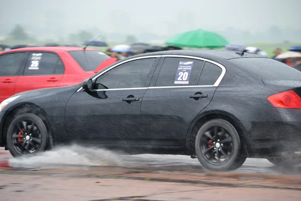 Niet-geïdentificeerde stuurprogramma's tijdens het drag racen kampioenschap — Stockfoto