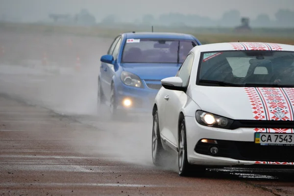 Pilotes non identifiés pendant le championnat de course de drag — Photo