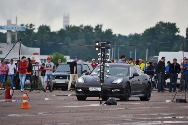 Niet-geïdentificeerde stuurprogramma tijdens het drag racen kampioenschap — Stockfoto