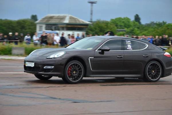 Pilote non identifié pendant le championnat de course de drag — Photo