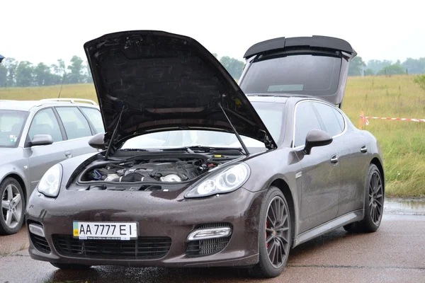 Coche deportivo con capucha abierta — Foto de Stock