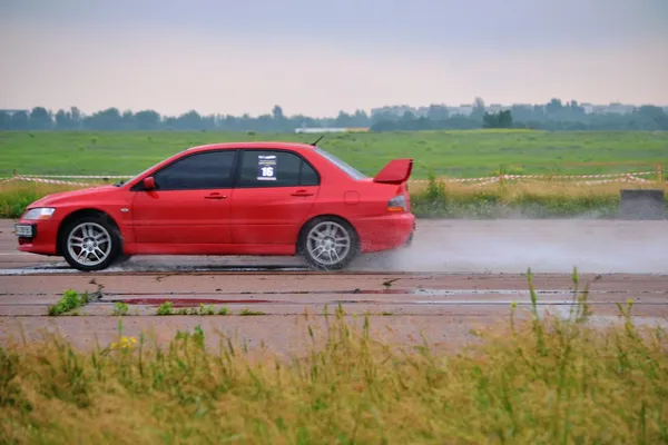 Pilotes non identifiés pendant le championnat de course de drag — Photo