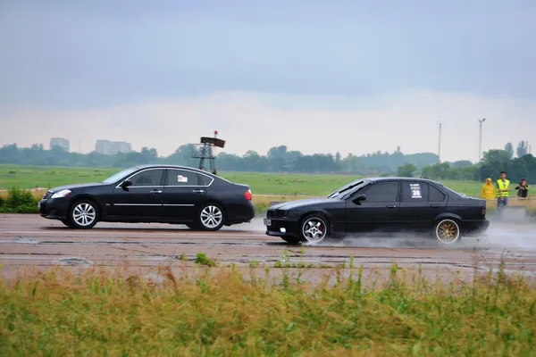 Pilotes non identifiés pendant le championnat de course de drag — Photo