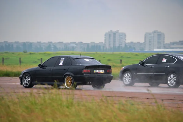 Pilotes non identifiés pendant le championnat de course de drag — Photo