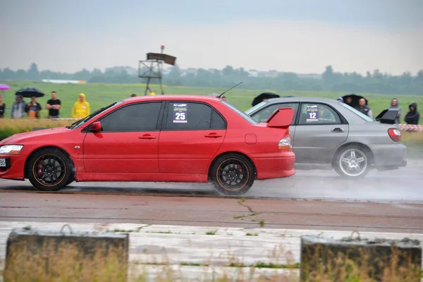 Pilotes non identifiés pendant le championnat de course de drag — Photo