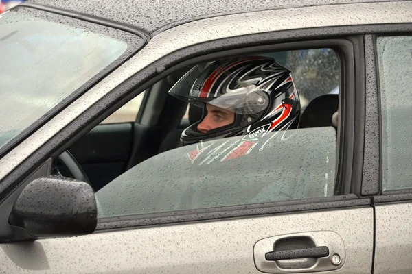 Motoristas não identificados durante o campeonato de corridas de arrasto — Fotografia de Stock