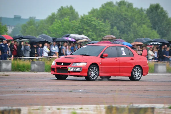 Pilotes non identifiés pendant le championnat de course de drag — Photo