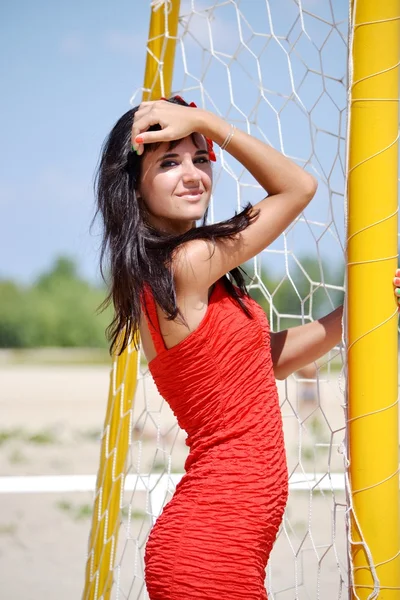 女性のバレーボールのネットに近いポーズ — ストック写真