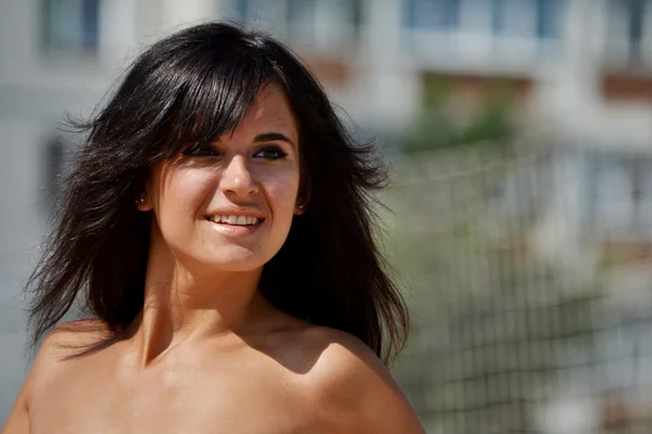 Mulher posando perto da rede de voleibol — Fotografia de Stock