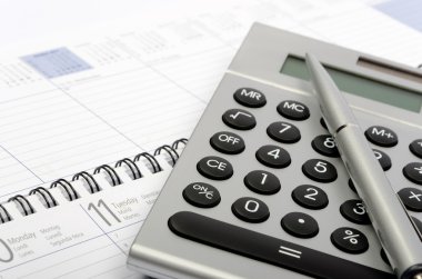 Metalik bir hesap makinesi, metal kalem ve düzenleyici background.j