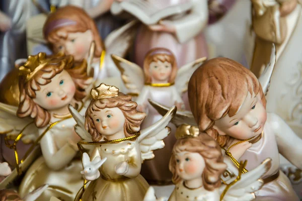 pastel renklerde seramik angels