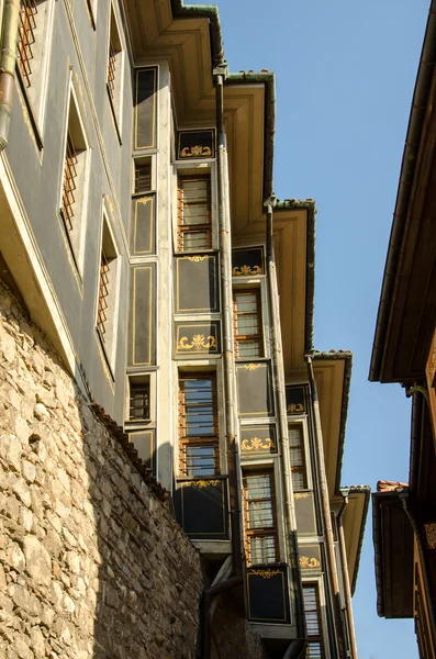 Houses built on the fortress wall in the old Plovdiv — Stock Photo, Image