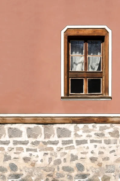 Parte verticale della facciata del vecchio edificio a Plovdiv — Foto Stock
