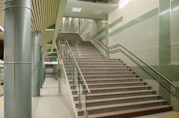 Colonnes et un escalier à une station de métro passage souterrain — Photo