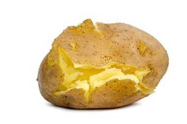 Beyaz bir arka planda soyulmamış kırık pişmiş patates