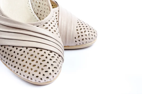 Paar van licht-gekleurde schoenen geïsoleerd op een witte achtergrond — Stockfoto