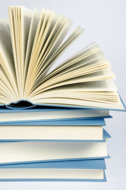 mavi kitap üzerine açık mavi renkli bir yığını