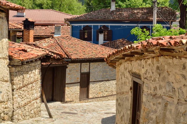 Uma rua velha tradicional em Koprivshtitsa Bulgária, a partir do tim — Fotografia de Stock