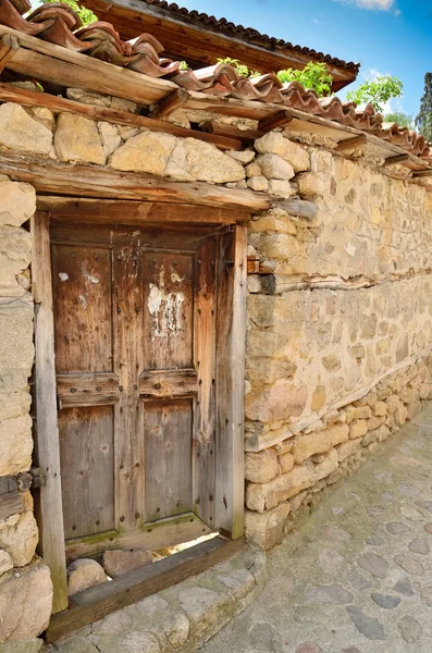 Sebuah pintu kayu tua di Koprivshtitsa Bulgaria, dari waktu t — Stok Foto