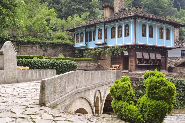 Old house and a stone bridge in the architectural complex Etara, — Stock Photo, Image